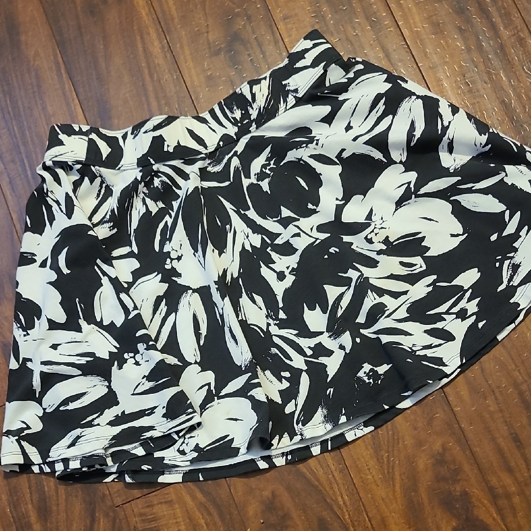 Abercrombie & Fitch Black And White Asymmetrical A-Line Mini Skirt